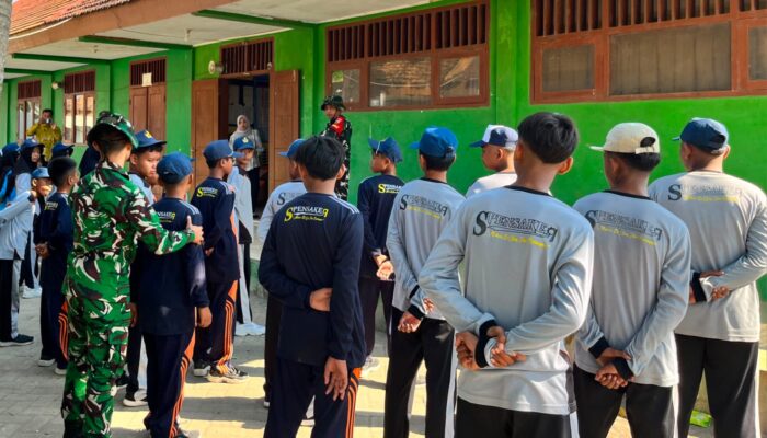 Suntikan Disiplin di Lapangan Sekolah, Aksi Humanis Prajurit TMMD 129 Menginspirasi Pelajar