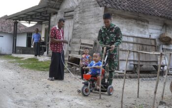 Sahabat Anak: Kehadiran Satgas TMMD 129 Bojonegoro Bawa Keceriaan bagi Bocah Kesongo
