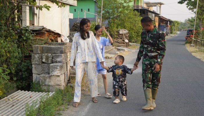 Bikin Adem! Kehadiran Satgas TMMD 129 Bojonegoro Jadi “Kakak Baru” Anak Desa Kesongo