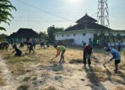 Jejak Bakti Satgas TMMD 129 Bojonegoro: Jadikan Halaman Masjid Dusun Krebet Bersih dan Nyaman untuk Ibadah