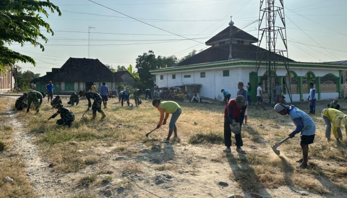 Jejak Bakti Satgas TMMD 129 Bojonegoro: Jadikan Halaman Masjid Dusun Krebet Bersih dan Nyaman untuk Ibadah
