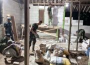 Lampu Menyala, Palu Berbunyi: Satgas TMMD 129 Bojonegoro Kebut Renovasi Rumah Warga di Malam Hari