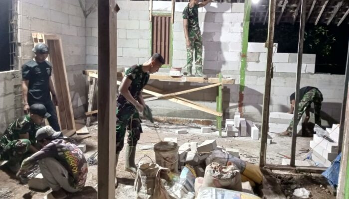 Lampu Menyala, Palu Berbunyi: Satgas TMMD 129 Bojonegoro Kebut Renovasi Rumah Warga di Malam Hari