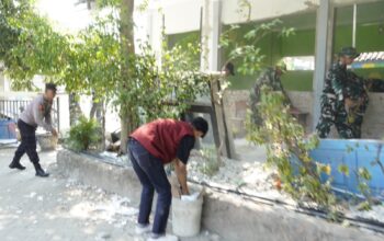 Sinergitas TMMD 129 Bojonegoro: TNI-Polri, dan Mahasiswa ikut Renovasi SDN Kesongo 1