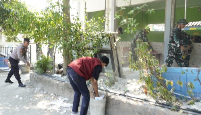 Sinergitas TMMD 129 Bojonegoro: TNI-Polri, dan Mahasiswa ikut Renovasi SDN Kesongo 1