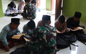 Duduk Lesehan: Satgas TMMD 129 Bojonegoro Dampingi Anak Anak Krebet Belajar Mengaji