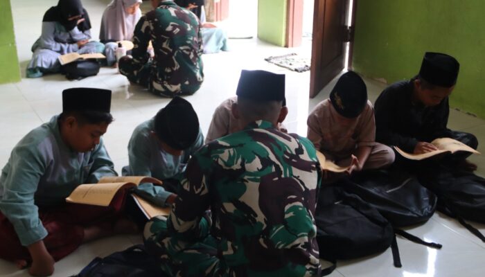 Duduk Lesehan: Satgas TMMD 129 Bojonegoro Dampingi Anak Anak Krebet Belajar Mengaji