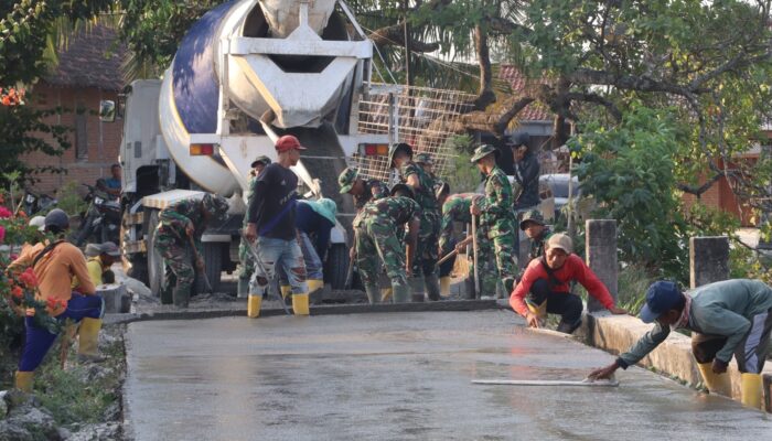 Satgas TMMD 129 Bojonegoro ‘Ngebut’ Cor Jalan Kedungpandan