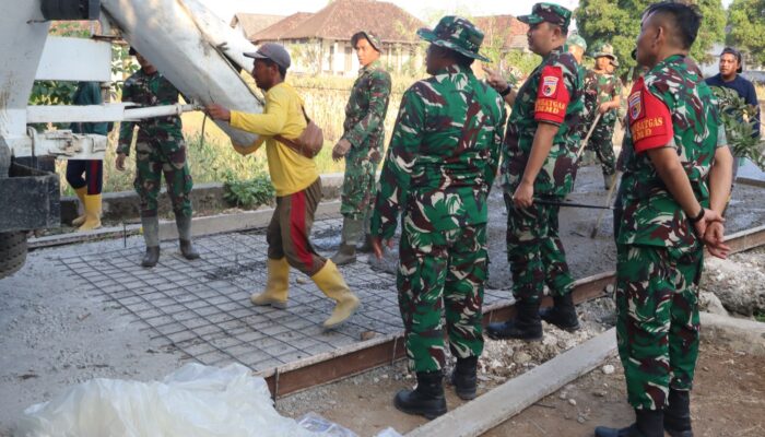 Tinjau Pengecoran Jalan Kedungpandan, Dansatgas TMMD 129 Bojonegoro Motivasi Prajurit