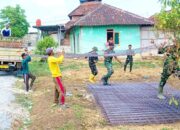 Satgas TMMD 129 Bojonegoro dan Warga Gotong Royong Turunkan Material Besi
