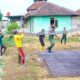 Satgas TMMD 129 Bojonegoro dan Warga Gotong Royong Turunkan Material Besi