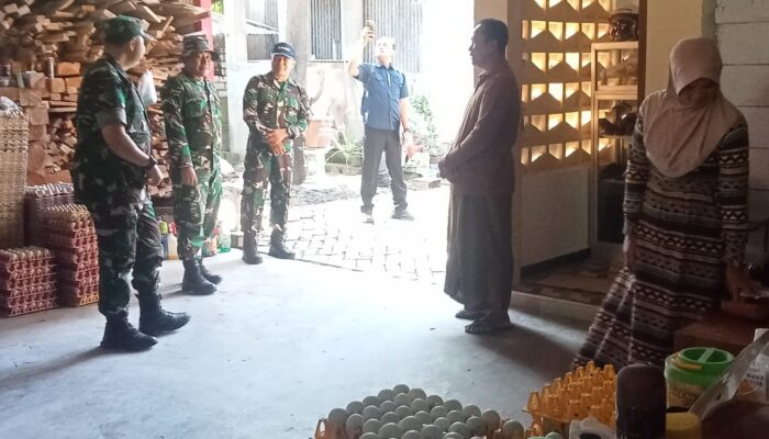 Dansatgas TMMD 129 Bojonegoro Sambangi UMKM Telur Asin di Kesongo