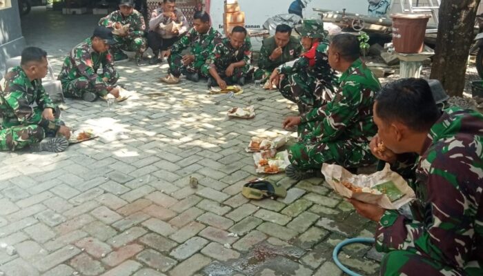 Perkuat Soliditas Lapangan, Satgas TMMD 129 Bojonegoro Asyik Lesehan Makan Bersama