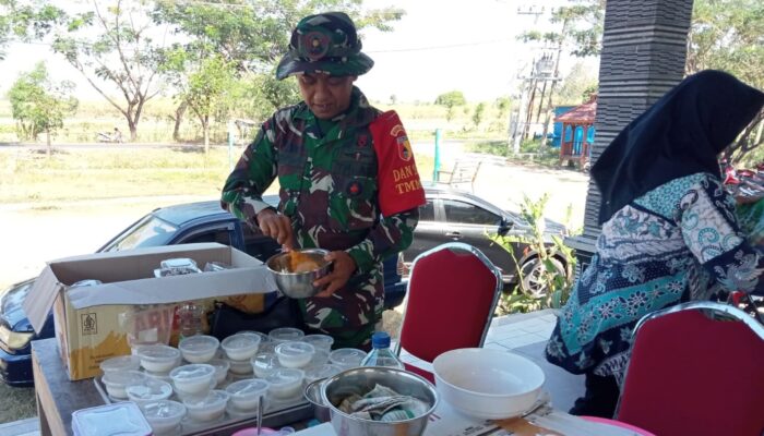TMMD 129 Bojonegoro: Olah Adonan Donat, Lettu Purnomo Luluhkan Hati Warga Kesongo