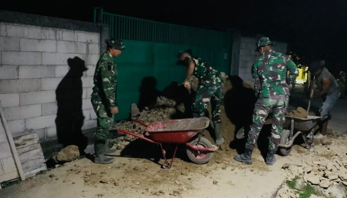 Tak Kenal Lelah! Satgas TMMD 129 Bojonegoro Kerja Lembur Rehab Rumah Ibu Saelah
