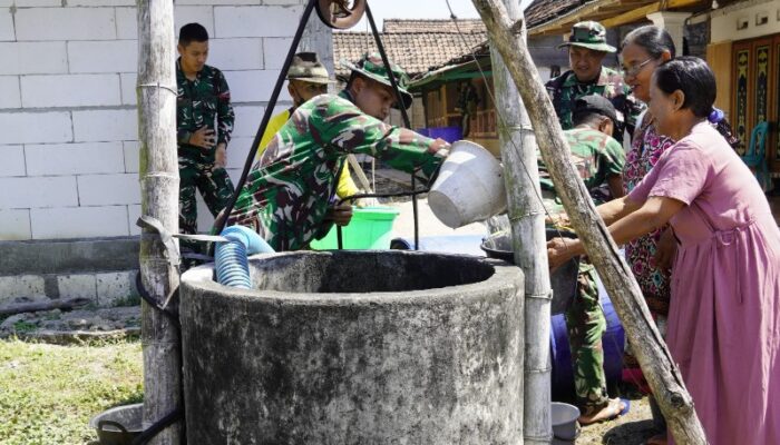 Tanggap Darurat Air Bersih: Satgas TMMD 129 Bojonegoro di Kesongo Guyur 11 Ribu Liter Air untuk Warga Krebet