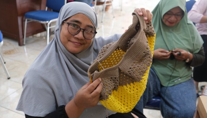Sasar Pasar Internasional, PLN UIP JBTB Berdayakan Kelompok Wanita Boyolali Lewat Pelatihan Merajut