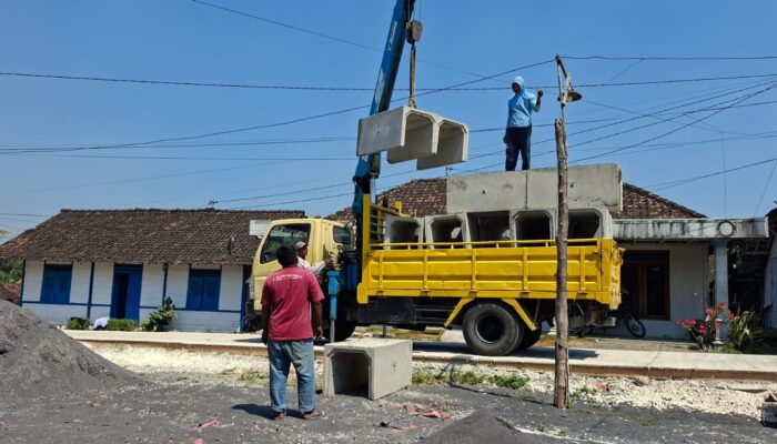 Kejar Target Sasaran Fisik, Satgas TMMD 129 Bojonegoro Pasok U-Ditch di Dusun Krebet