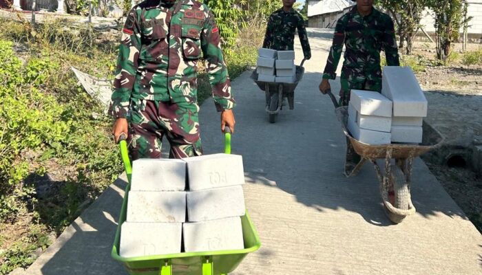 Gerobak Dorong Jadi ‘Kendaraan Tempur’ Satgas TMMD 129 Bojonegoro Angkut Material