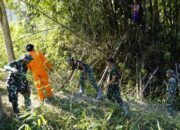 Rawat Ekosistem Alam: Satgas TMMD 129 Bojonegoro bersama Masyarakat Bersihkan Bantaran Sungai Kesongo