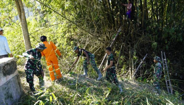 Rawat Ekosistem Alam: Satgas TMMD 129 Bojonegoro bersama Masyarakat Bersihkan Bantaran Sungai Kesongo