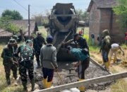 Bikin Akses Jalan Lebih Layak: Satgas TMMD 129 Bojonegoro Kencangkan Pengecoran Jalan Dusun Mundu