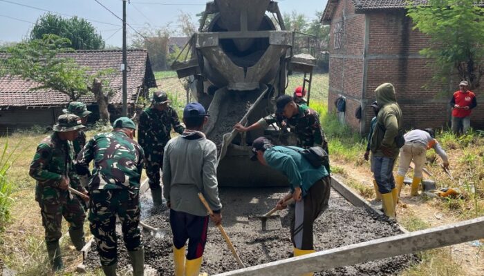 Bikin Akses Jalan Lebih Layak: Satgas TMMD 129 Bojonegoro Kencangkan Pengecoran Jalan Dusun Mundu
