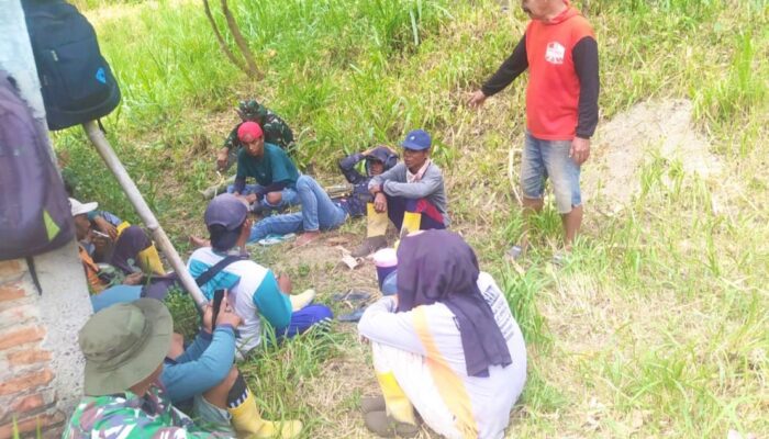 Momen Hangat TMMD 129 Bojonegoro: Ngopi Lesehan di Pinggir Jalan, TNI dan Warga Menyatu Tanpa Jarak 