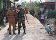 Turun Ke Lapangan di Bawah Terik Matahari, Letkol Inf Dedy Dwi Wijayanto Pastikan Kualitas Drainase TMMD
