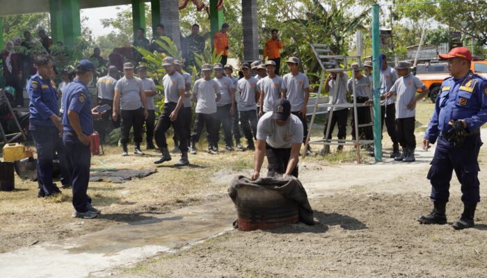 TMMD 129 Bojonegoro: Satlinmas Kesongo Dibekali Mental Baja Padamkan Api