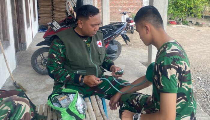 Di Balik Peluh Membangun Desa: Kala Tensimeter Bekerja di TMMD 129 Bojonegoro