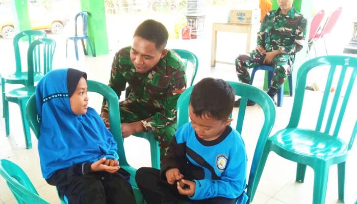 Hilangkan Kesan Garang! Prajurit Satgas TMMD 129 Ukir Senyum dan Becanda Bareng Bocah Desa Kesongo