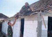 Abaikan Terik Kedungadem! Satgas Tmmd Panjat Atap Kebut Bedah Rumah Mbah Samijan di Desa Kesongo
