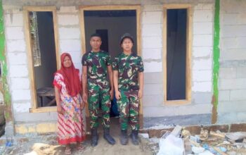 Sentuhan Humanis Satgas TMMD 129 Bojonegoro: Rajutan Asa Baru di Dinding Rumah Ibu Tini