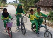 Senyum Ceria Anak-Anak Kesongo, Menyusuri Jalan Baru Hasil TMMD 129 Bojonegoro