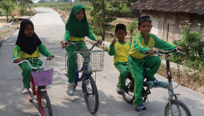 Senyum Ceria Anak-Anak Kesongo, Menyusuri Jalan Baru Hasil TMMD 129 Bojonegoro