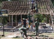 Satgas TMMD 129 dan Warga Bahu-Membahu Pasang Atap Rumah Mbah Kardo