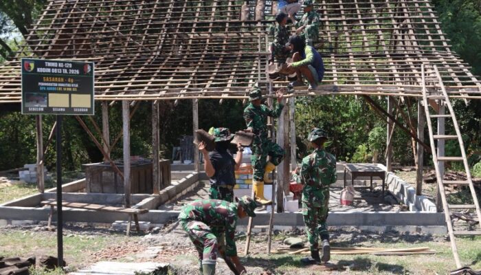 Satgas TMMD 129 dan Warga Bahu-Membahu Pasang Atap Rumah Mbah Kardo