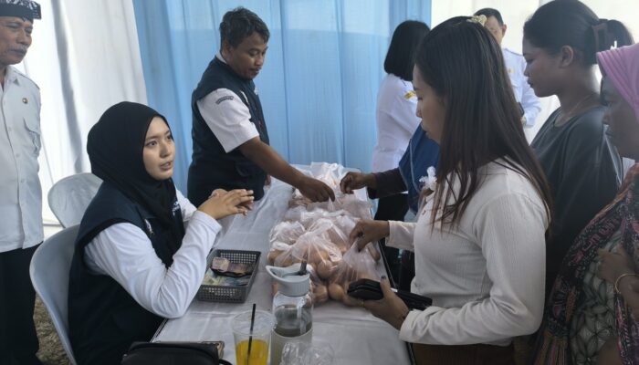 Pasar Murah TMMD ke-129 di Desa Kesongo Diserbu Warga, Telur Program Gayatri Dijual Rp20 Ribu per Kilogram