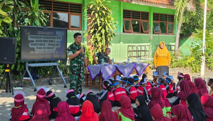 Cetak Calon Pemimpin Bangsa, Batalyon YTP 885/Belibis Putih Pupuk Jiwa Patriotisme di SDN 2 Dander