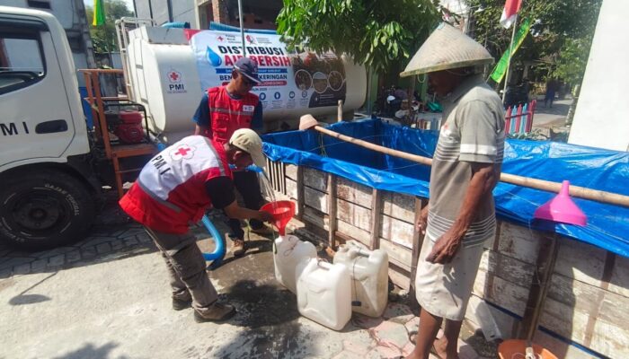 Atasi Dampak Kekeringan, PMI dan BPBD Bojonegoro Salurkan Bantuan Air Bersih di Sumberrejo