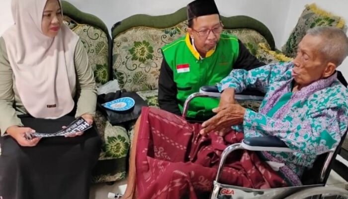 Respon Cepat Dinsos Bojonegoro dan IZI, Mbah As’ad Pensiunan Perangkat Desa Balen Terima Bantuan Kursi Roda