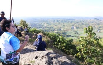 Menikmati ‘Negeri di Atas Angin’ dan Jejak Tektonik Purba Bojonegoro Selatan