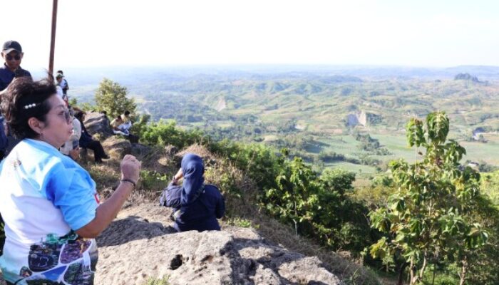 Menikmati ‘Negeri di Atas Angin’ dan Jejak Tektonik Purba Bojonegoro Selatan