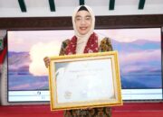 Komitmen Perkuat Ketahanan Keluarga, Ketua TP PKK Cantika Wahono Terima Penghargaan di Malang