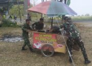 Aksi Peduli Satgas TMMD 129 Bojonegoro bantu Dorong Gerobak “Sempol” Bu Kartini