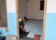 Satgas TMMD 129 Bojonegoro dan Warga Gotong Royong Pasang Keramik di Rumah Ibu Tini