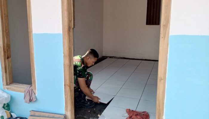 Satgas TMMD 129 Bojonegoro dan Warga Gotong Royong Pasang Keramik di Rumah Ibu Tini