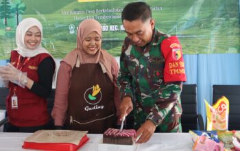 Sinergitas Satgas TMMD 129 Bojonegoro dan Mahasiswa KKN-TK Unigoro Dongkrak Ekonomi Desa Kesongo