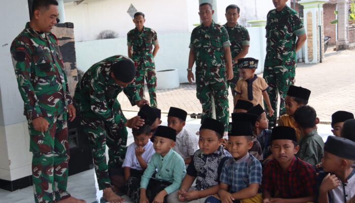 Potret Hangat TMMD 129 Bojonegoro: Kala Prajurit TNI Jadi Sahabat Anak-Anak Desa Kesongo
